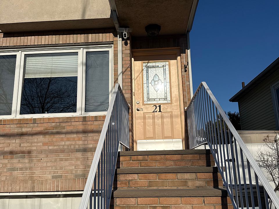 1st image of 21 Pearsall St #1
