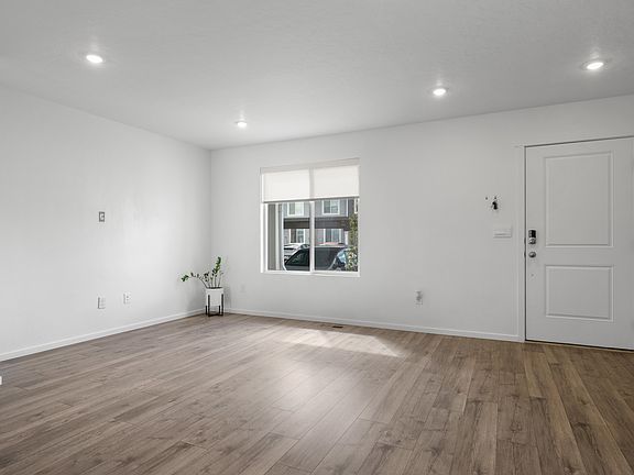 4th image of 1934 N Ten Hens Ave