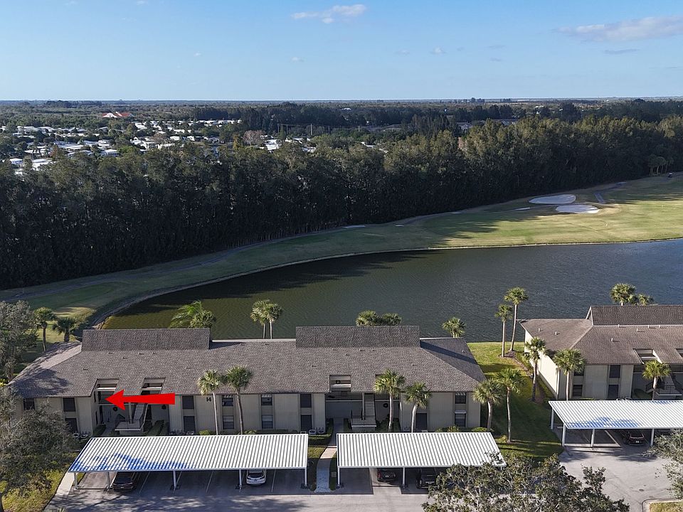 END UNIT w/ stunning lake & golf course views!