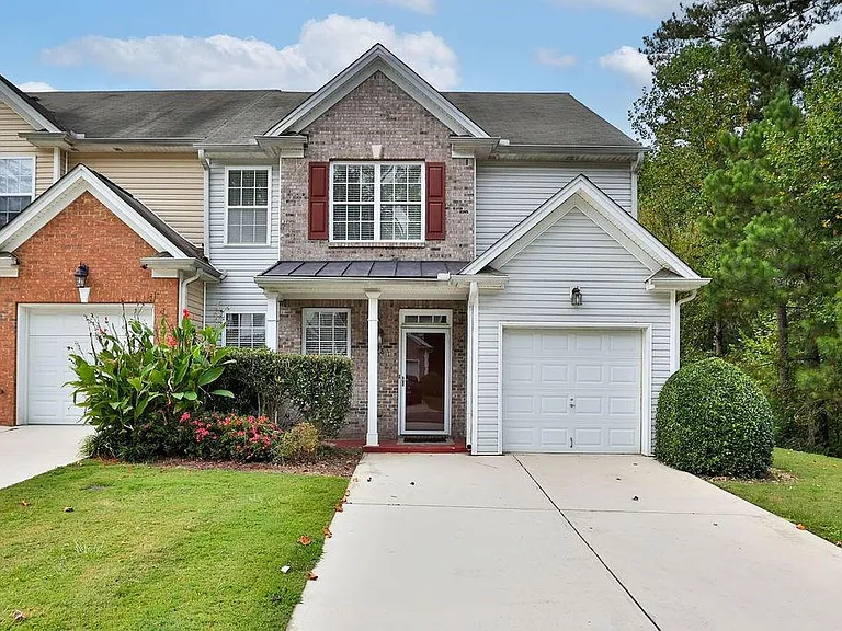 3081 Kentmere Dr — Photo 2