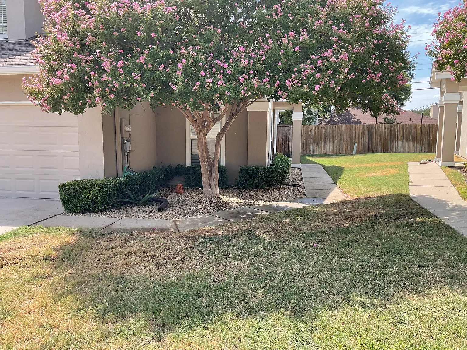 3 bed, 2.5 bath, 1612 sqft, $2,400 — Photo 2