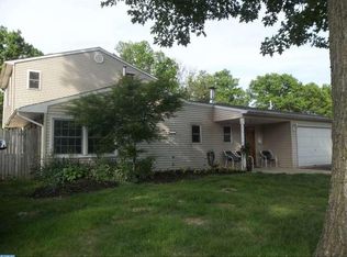60 Teaberry Ln, Levittown, PA