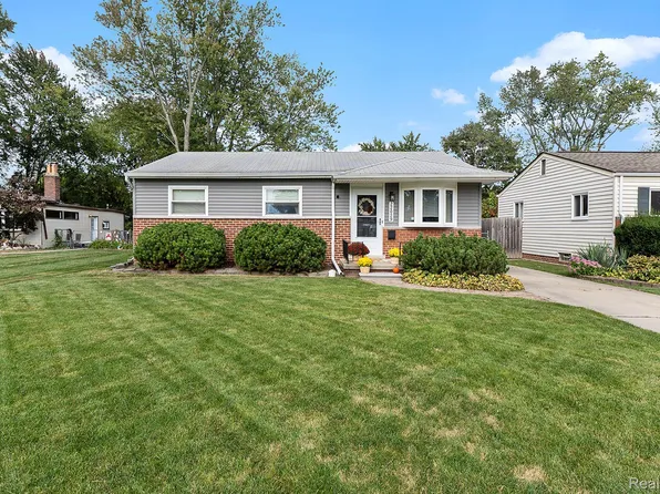 22029 Downing St, Saint Clair Shores, MI 48080