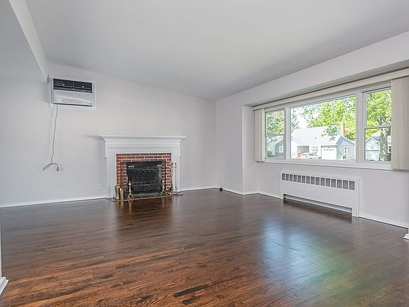 Living Room 18' x 13'