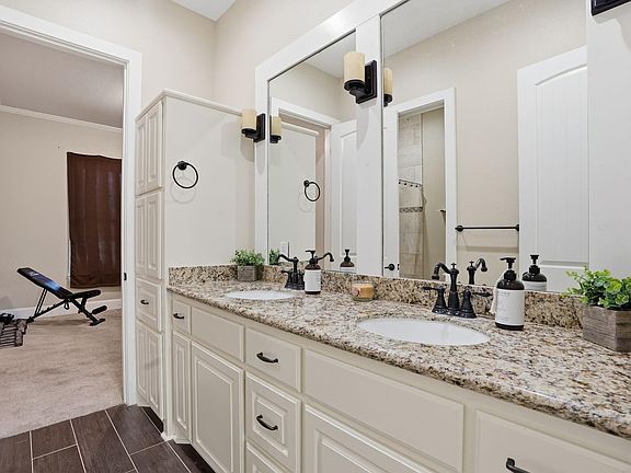 4th image of 4215 Longhorn Dr