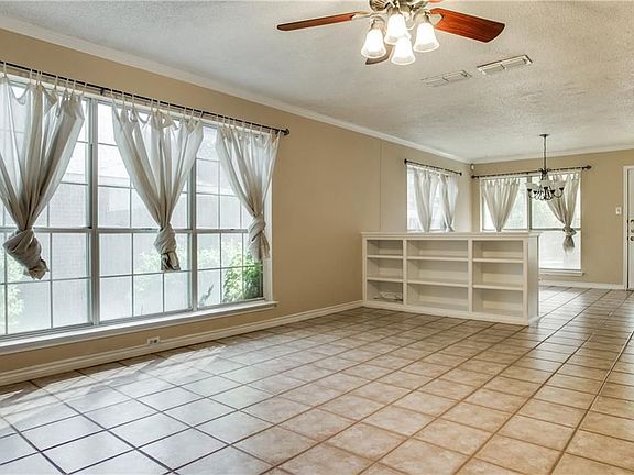 4th image of 2823 Red Oak Dr