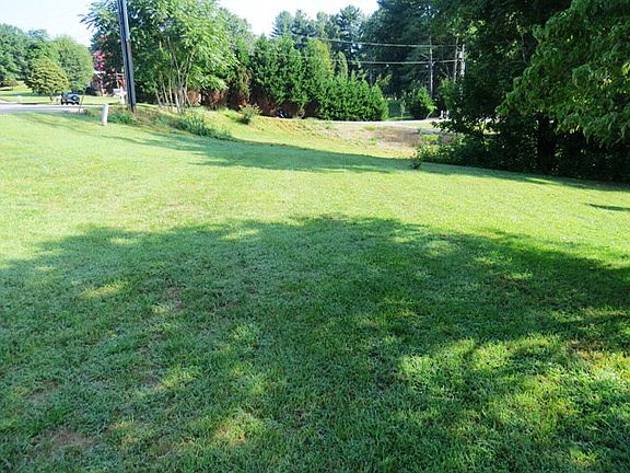 3rd image of 1607 Meadowview Ln