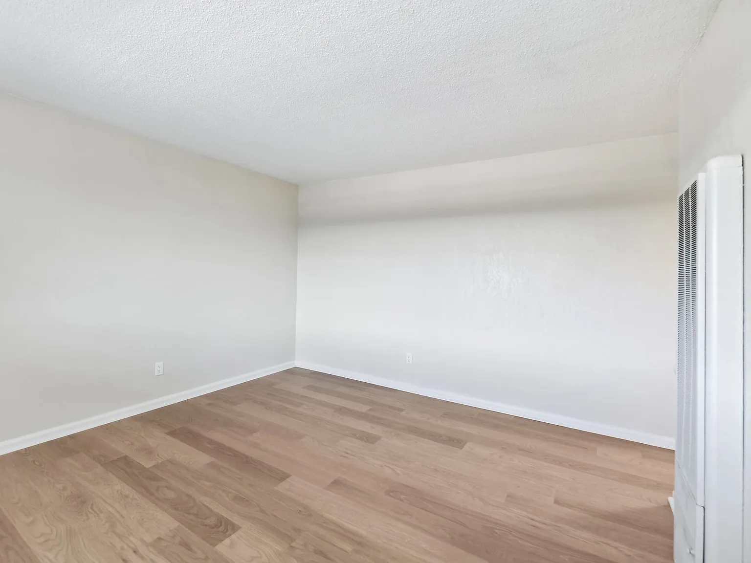 ROCKINGHAM APARTMENTS — Photo 3