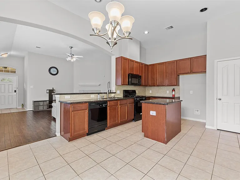 9906 Taylor Springs Ln — Photo 10