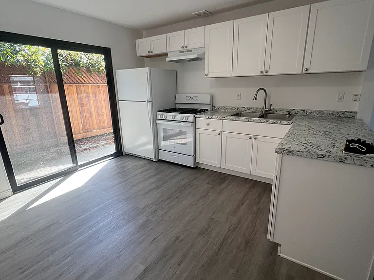 626 E De La Guerra St #C — Photo 11