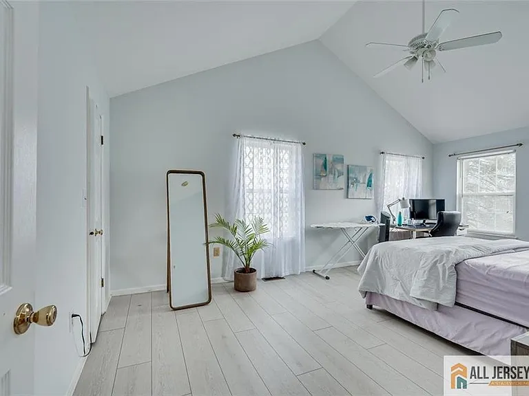 7 Stanford Dr — Photo 23