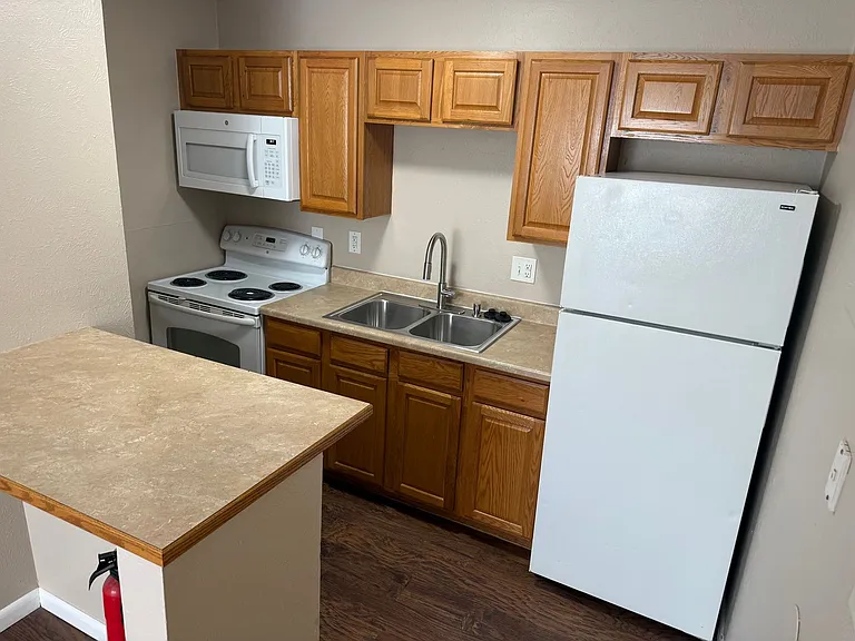 1611 Cottonwood Dr — Photo 6