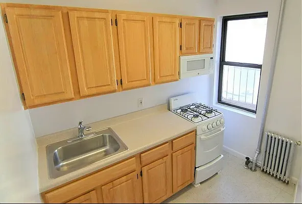 Rented by M.Grossman R.E. Management | media 4