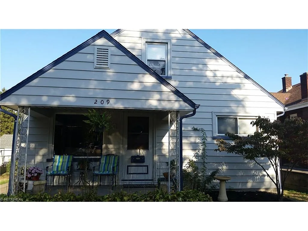 209 S Main St photo 1