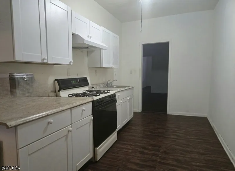3 bed, 1.0 bath, $2,395 — Photo 3