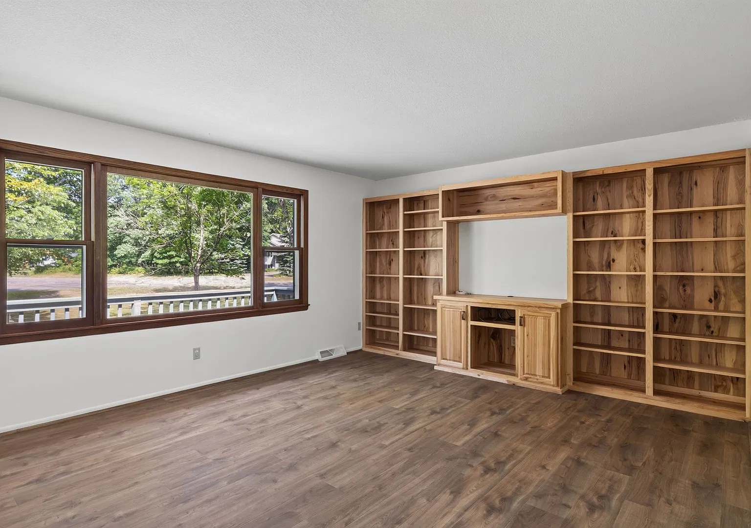 4-bedroom, 2-bathroom rambler nestled in the neighborhood of Baxter. — Photo 1