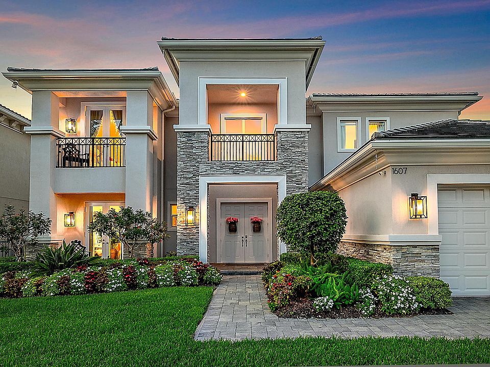 1st image of 1607 E Hemingway Drive