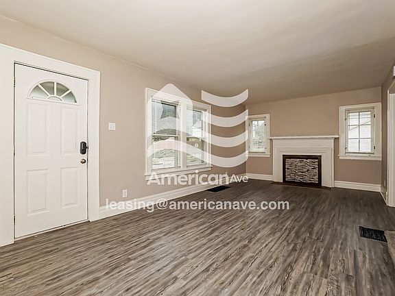 1431536_002_wm_-_living_room_12978286.jpg