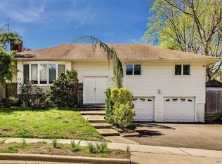 22 Briarwood Ln #22, Plainview, NY 11803