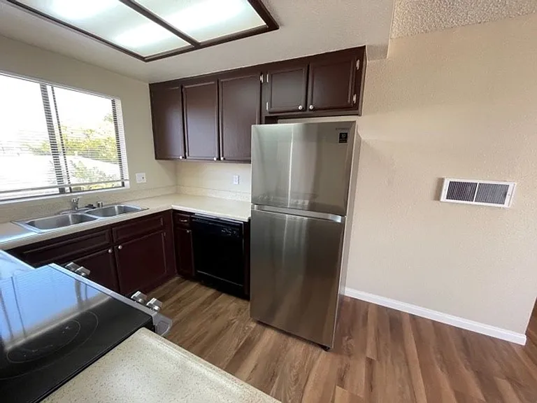140 Cedar Ave — Photo 5