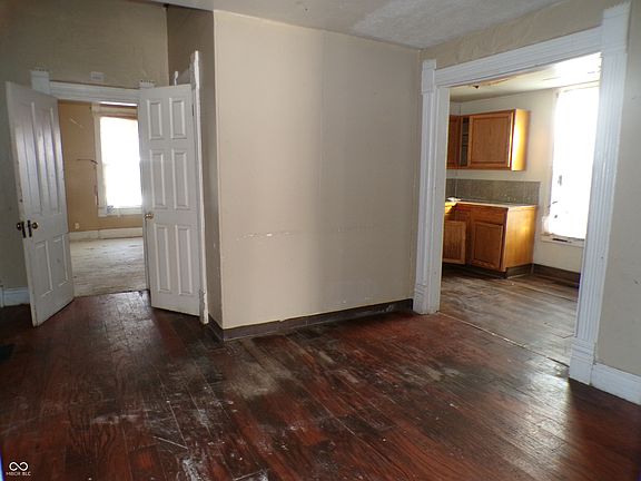 2nd image of 101 S Nebraska St