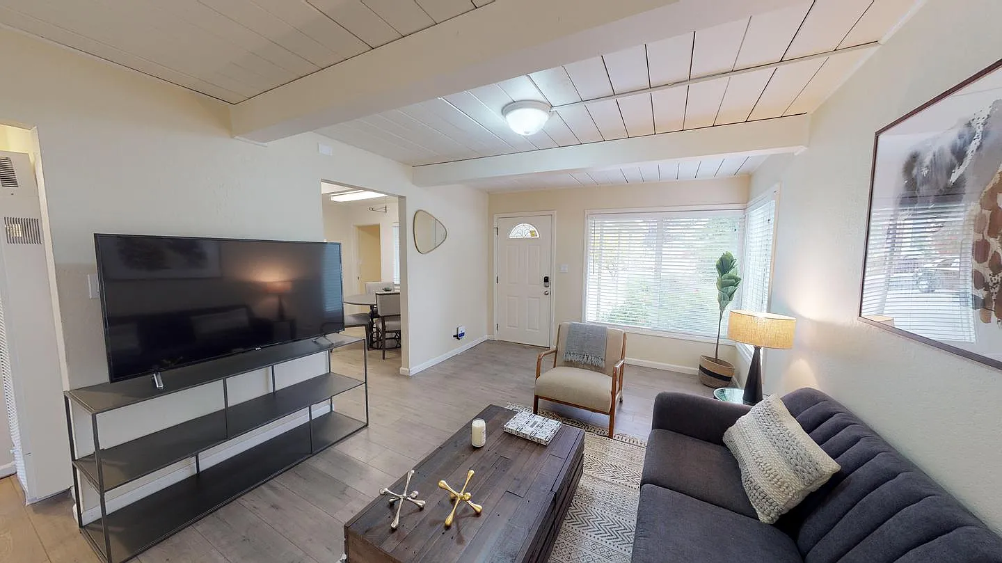 Private Bedroom in Recently Updated Menlo Park Home Near Facebook HQ - 762 Hamilton Avenue — Photo 3
