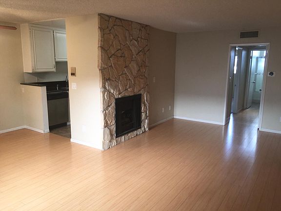 4th image of 12314 Moorpark St