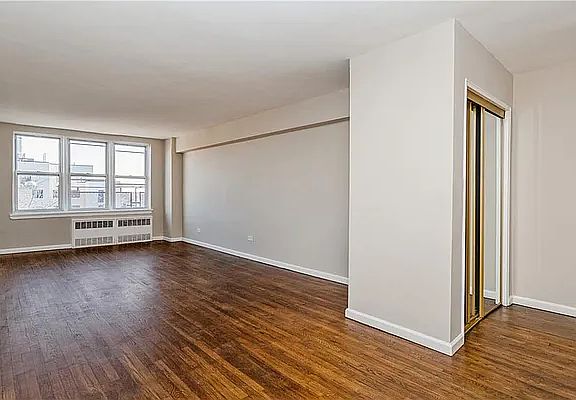 4th image of 740 E 32nd St #C