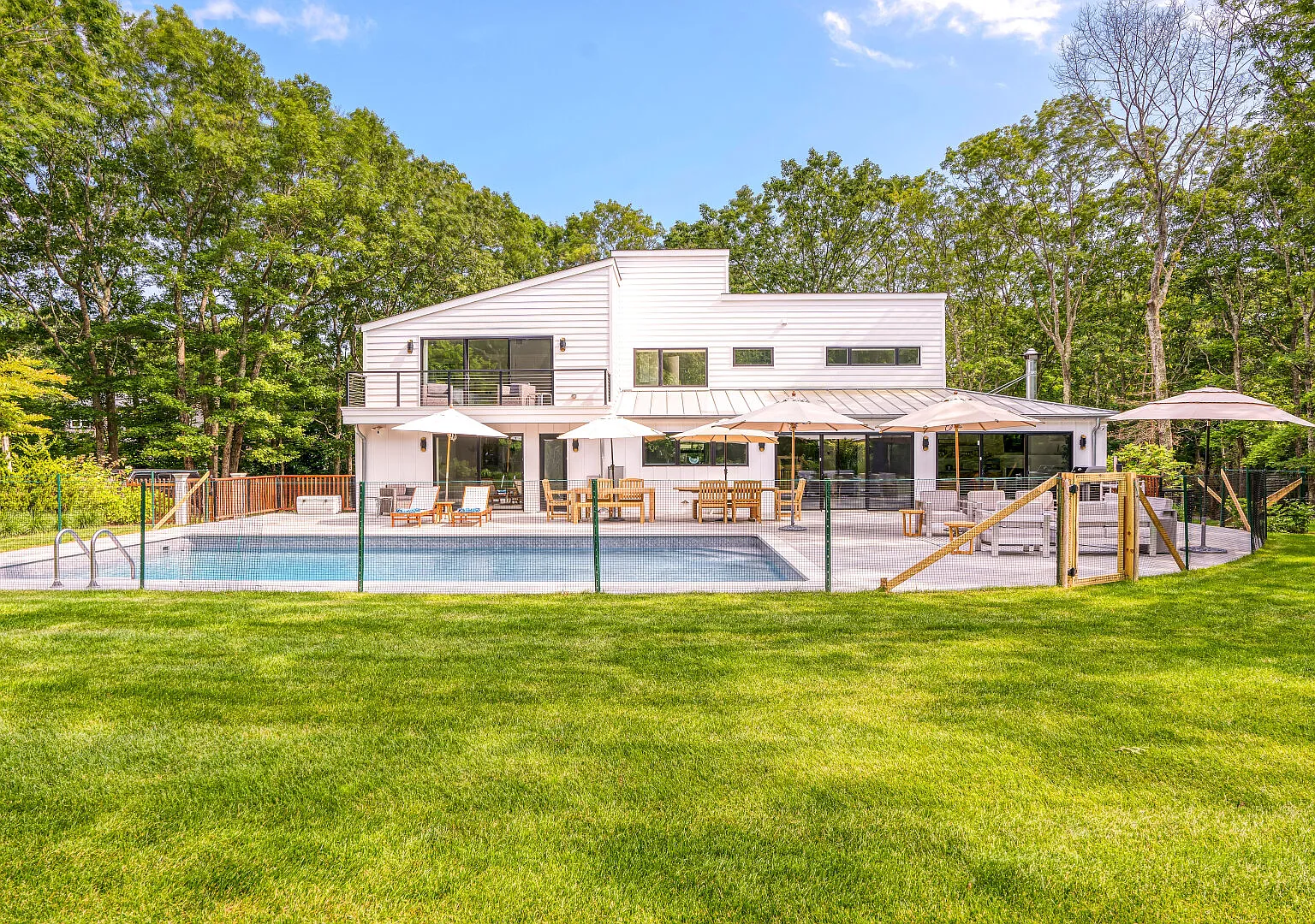 Brand New Southampton Home with Modern Design, Heated Pool — Photo 4