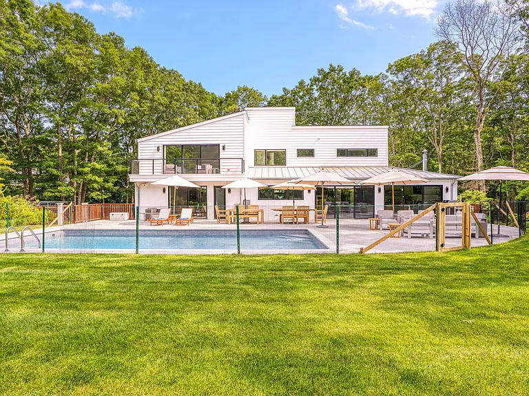 95 Peconic Hills Dr — Photo 4