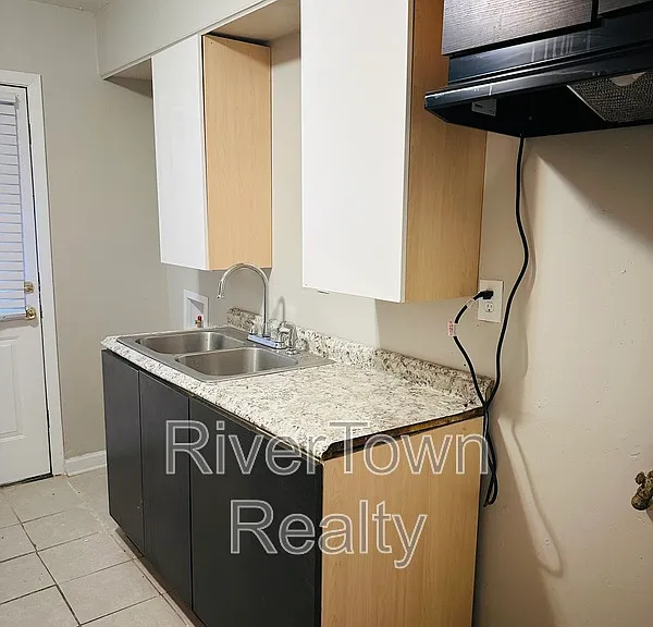 3253 Ford Rd — Photo 2