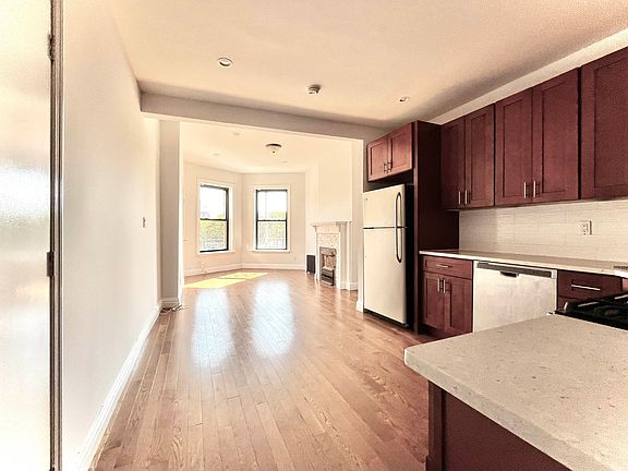 3rd image of 14 St Andrews Pl #3
