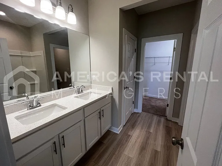 822 Temple St — Photo 10