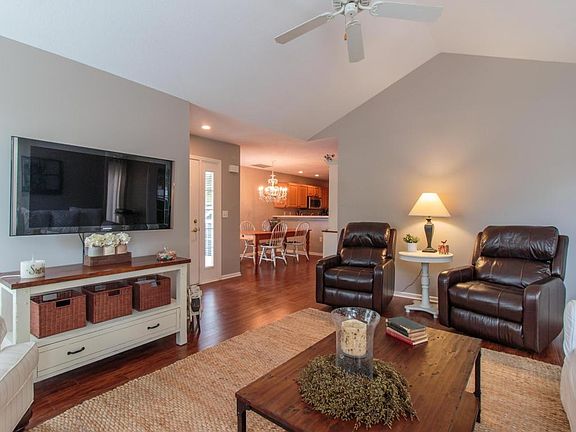 3rd image of 76 Orchard Oak Dr