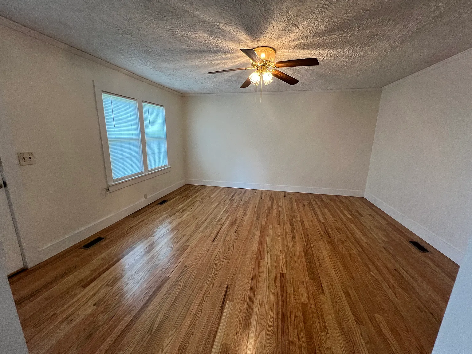 2 bed, 784 sqft, $1,600 — Photo 3