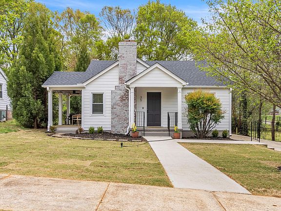 Clover Cottage is the perfect blend of modern and established. Located in the desirable Pleasant Valley area, guests will enjoy the big trees, sidewalks, and other charming features. Our smart lock is available for individualized and secure check in.