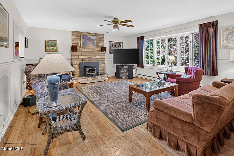 3rd image of 4 Catalpa Court