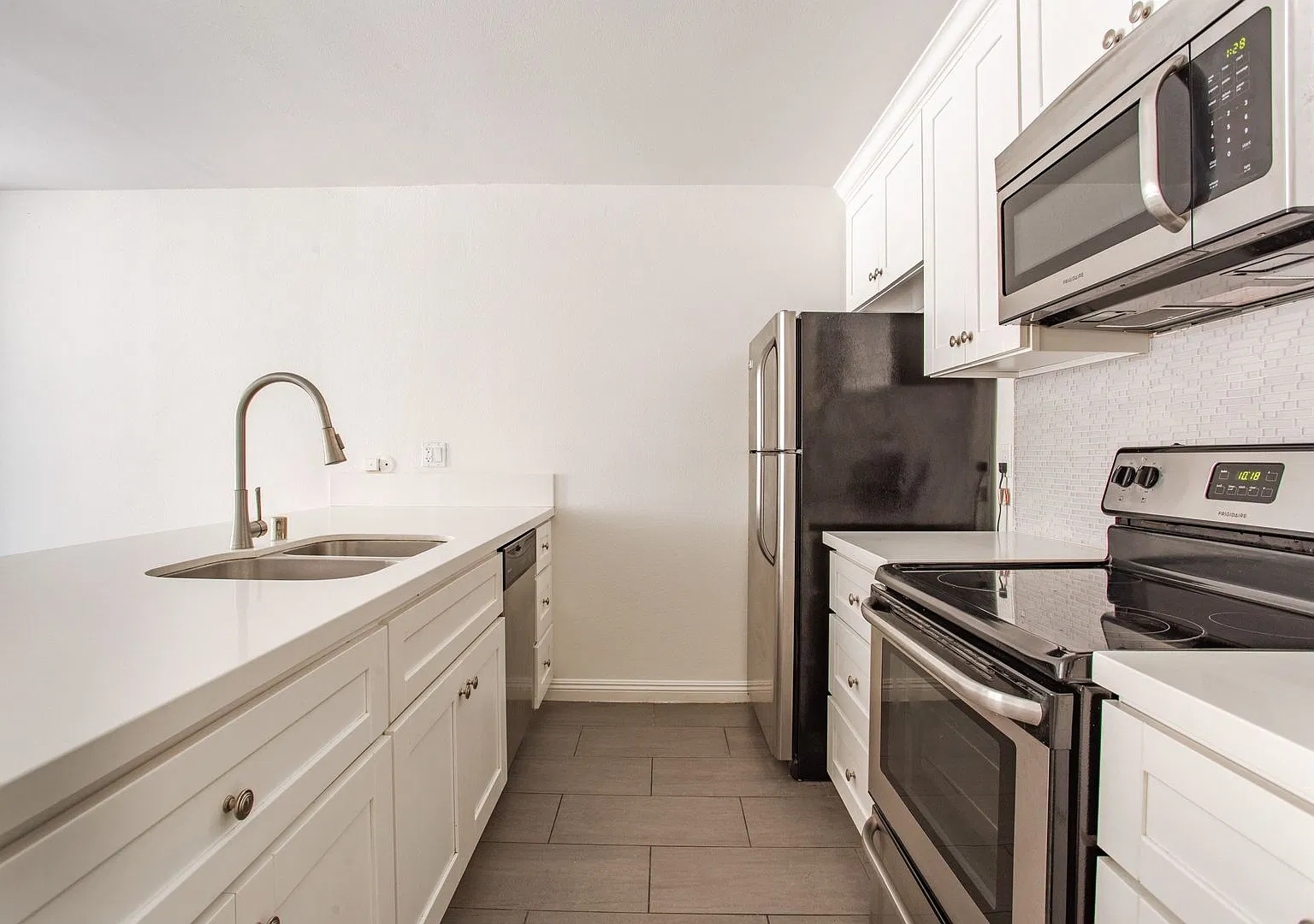West Knoll Plaza Apartments — Photo 2