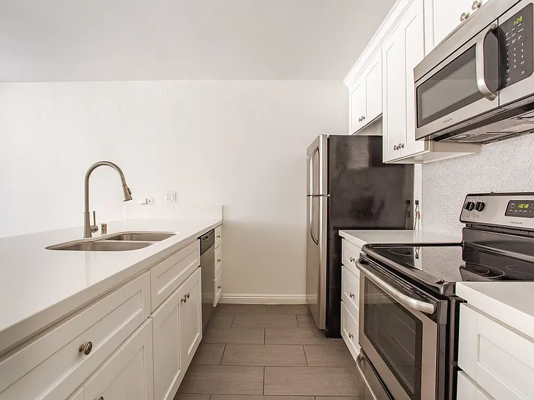 West Knoll Plaza Apartments — Photo 35