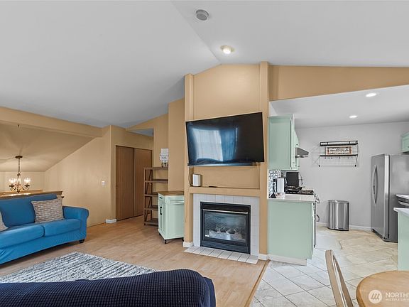 3rd image of 1305 185th Street E