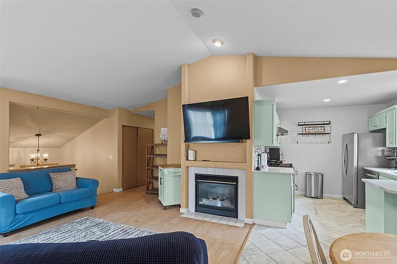 3rd image of 1305 185th Street E