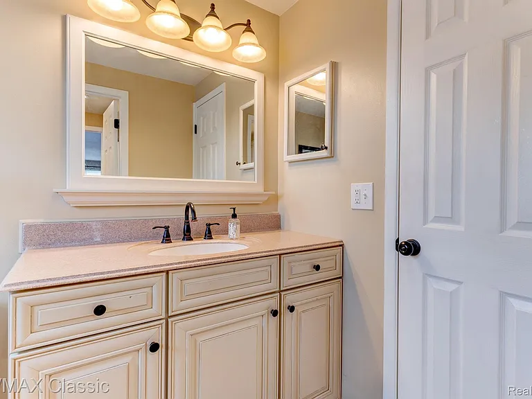 24323 Pinecrest St — Photo 23