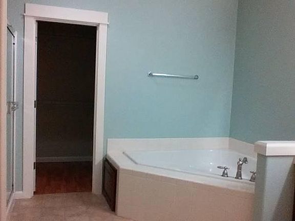 master bath w/lg walk in closet
