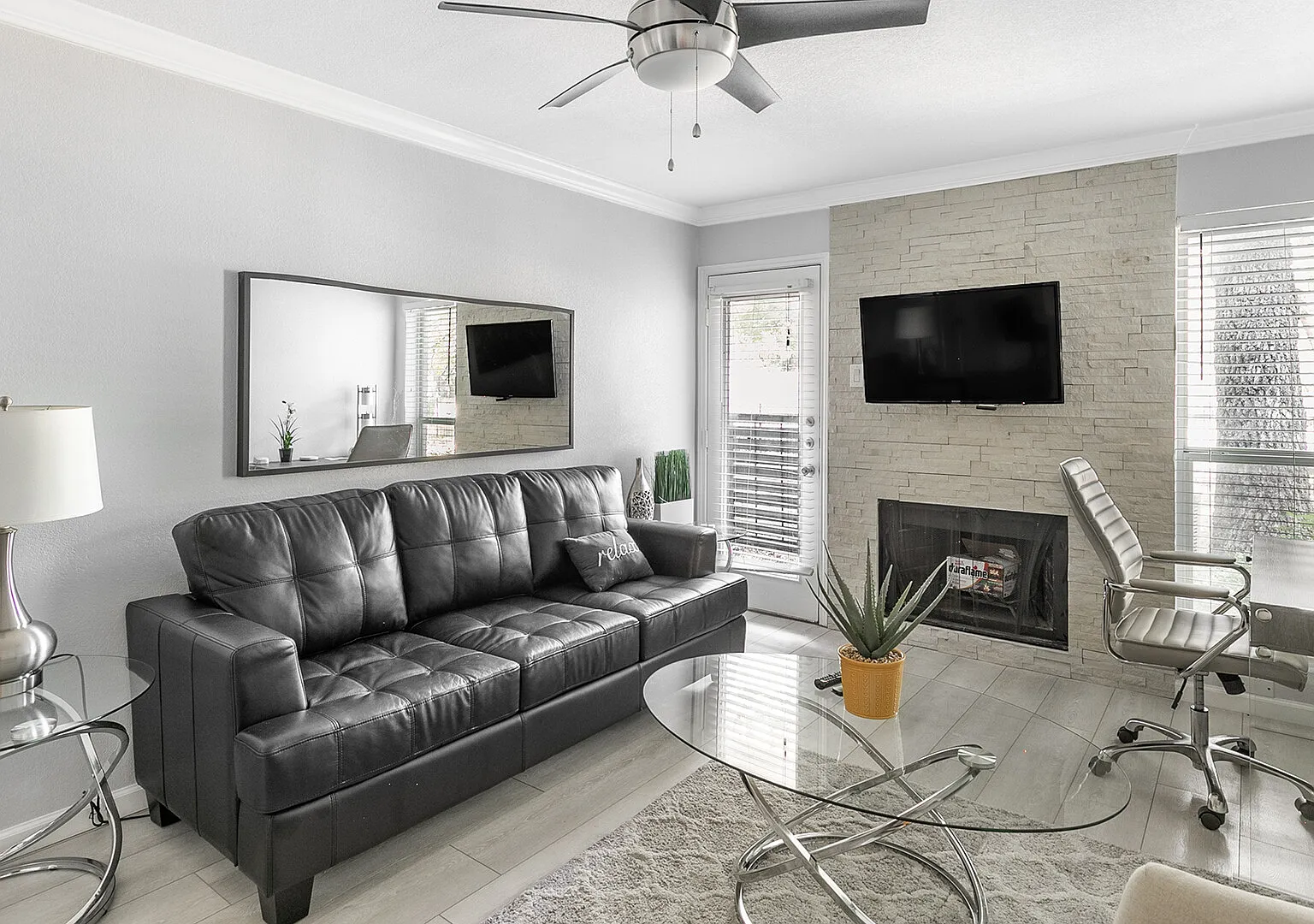 I44 World Cup Stay - 18 min to AT&T - Sleeps 2 - Public Transit — Photo 1