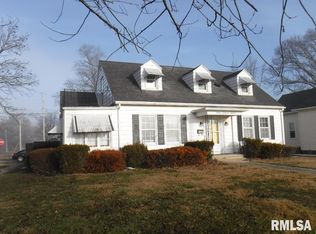 134 W 5th St, Flora, IL 62839