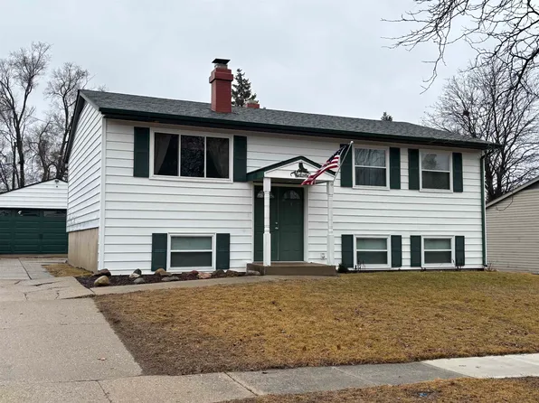 247 Gilbert Ter, Machesney Park, IL 61115