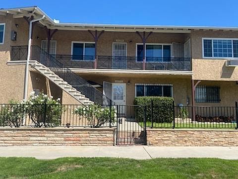 1st image of 14229 1/2 Moorpark St #1/2
