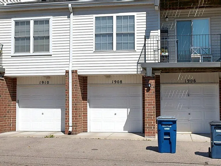 1908 Lindsay Ln — Photo 31