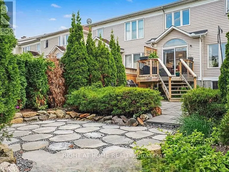 2064 Dunollie Cres — Photo 2