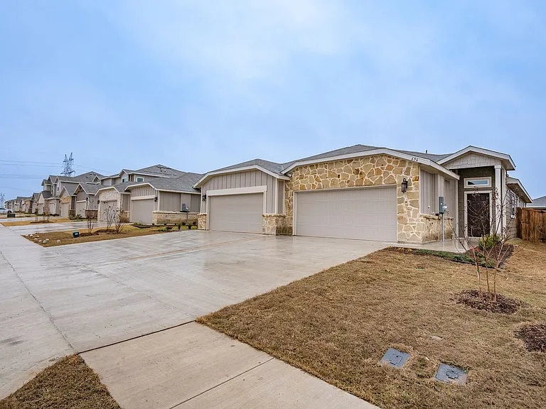 656 Wheatfield Dr — Photo 28